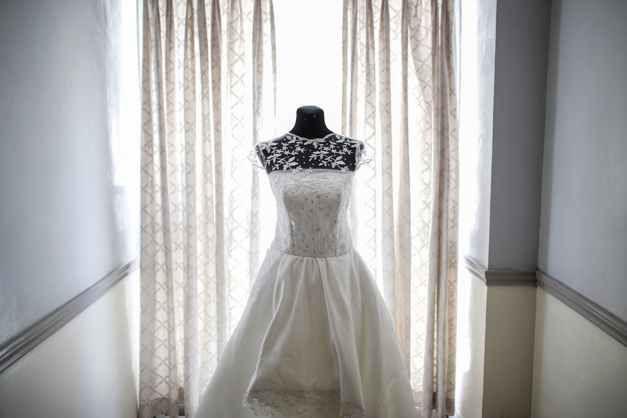 average cost to ship a wedding dress